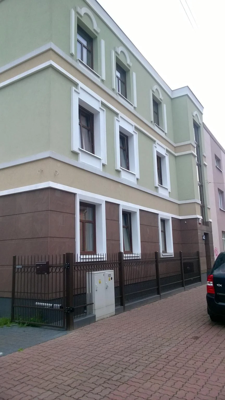 Budowa domu, wykończenie elewacji i kładzenie kostki